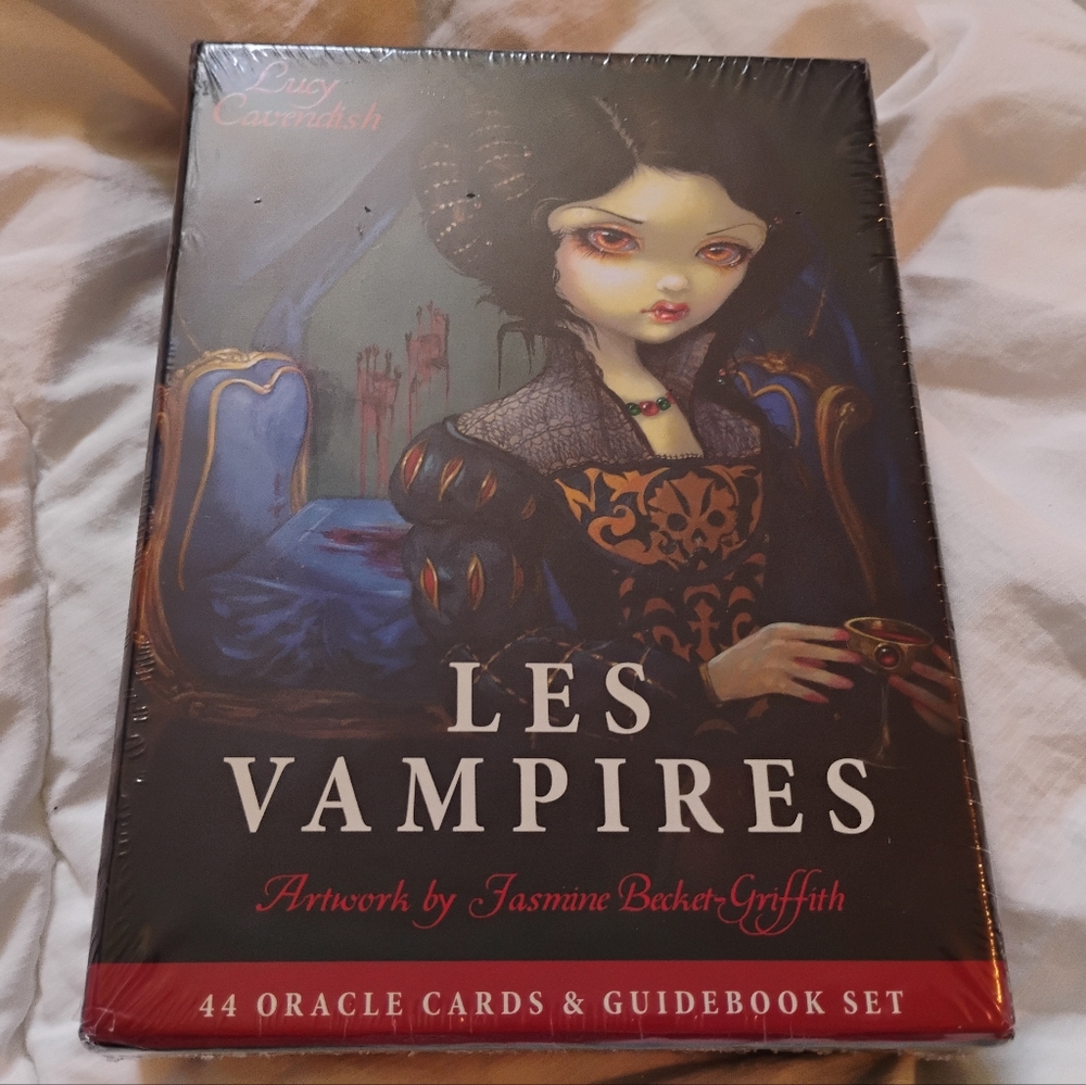 Les Vampires Oracle Cards By Lucy Cavendish NEW